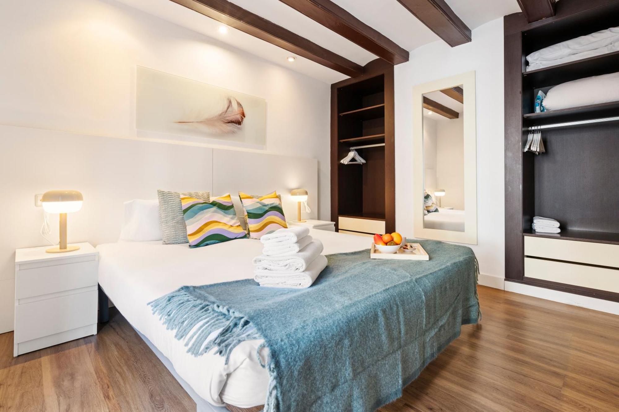 Lodging Apartments Liceu 11 Barcelona Zewnętrze zdjęcie